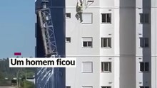Homem fica suspenso em topo de prédio após andaime cair