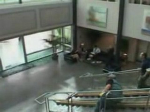 Regis lâche un rouleau de câble dans les escaliers