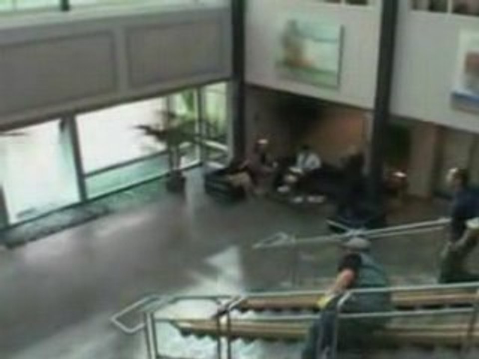 Regis lâche un rouleau de câble dans les escaliers