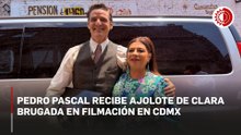 Clara Brugada entrega ajolote a Pedro Pascal durante rodaje en CDMX