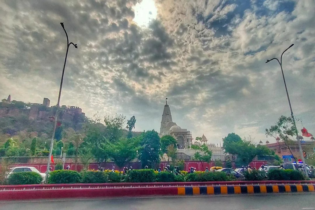 Rajasthan Weather : राजधानी जयपुर में आज सवेरे से ही बादल छाए, अंधड़-बारिश की चेतावनी