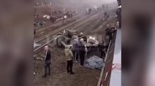 Deraglia un treno in Russia: il video dei vagoni ribaltati su un fianco