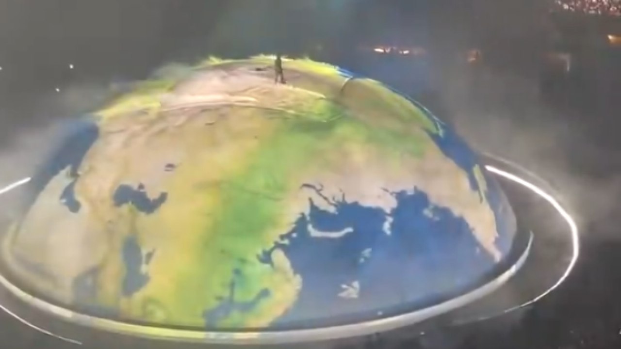 Kanye West torna a esibirsi negli Usa dopo 5 anni: il palco come un globo terrestre