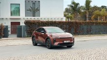 Le Toyota C-HR plus électrique affiche une ligne de toit façon coupé pour susciter l'émotion