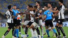 Fluminense-Corinthias, mostra gli attributi all'avversario: il VAR richiama l'arbitro per un rosso diretto