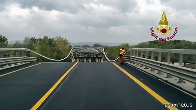 Maltempo Centro-Sud, proseguono ricerche dopo crollo ponte sulla SS16