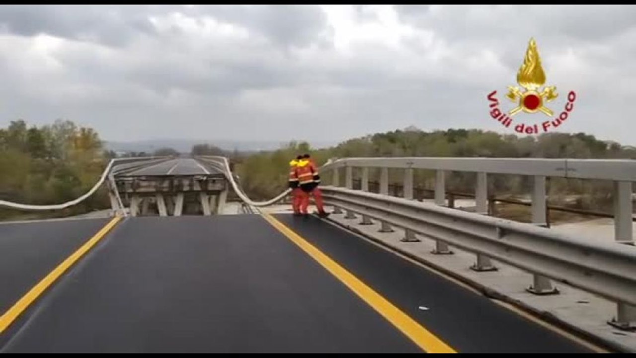 Maltempo Centro-Sud, proseguono ricerche dopo crollo ponte sulla SS16