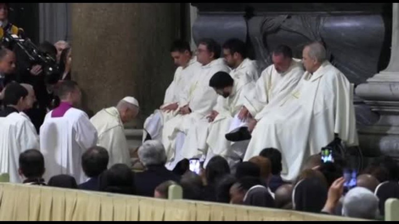 Papa Leone XIV celebra per la prima volta rito lavanda dei piedi