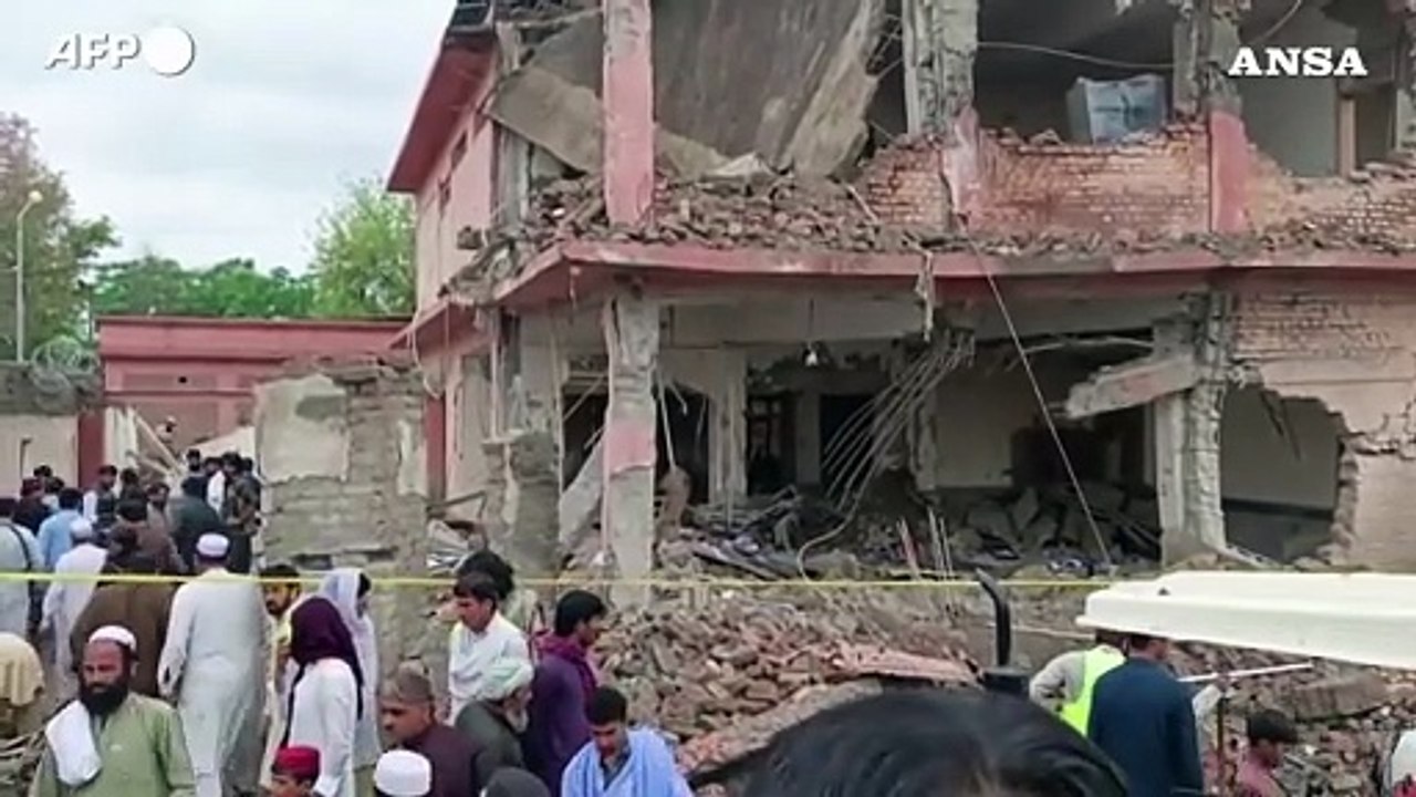 Pakistan, almeno cinque morti in un attacco suicida con un'autobomba a Bannu