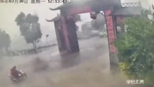 Forte vento a Chaozhou: crolla un arco in stile tradizionale appena passato un motociclista