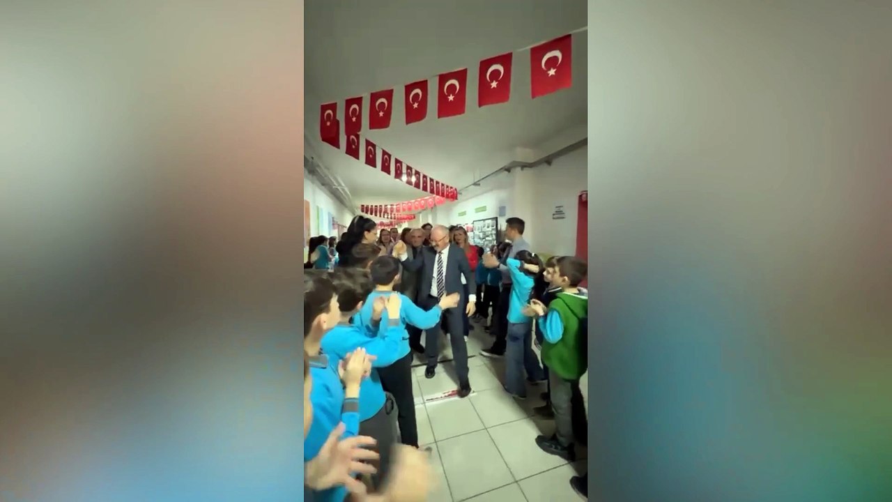 Menteşe’de Efsane Öğretmene Muhteşem Veda! Alkışlar Hiç Dinmedi
