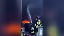 Incendio in un'autofficina a Modena, i vigili del fuoco domano le fiamme