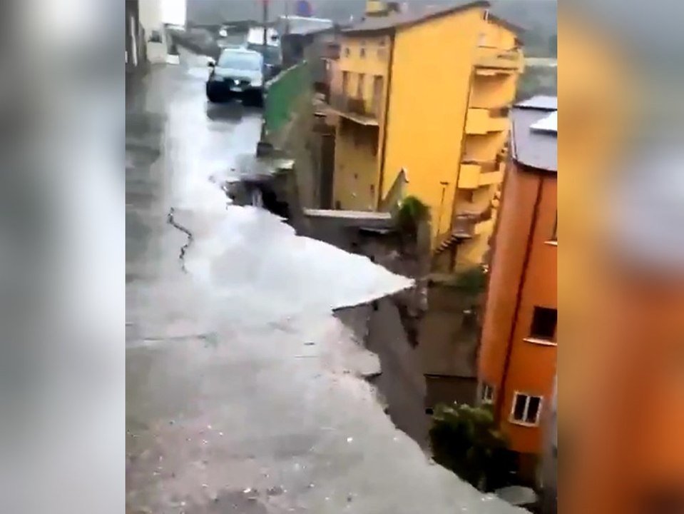 Erdrutsch reißt straße weg: drei familien evakuiert