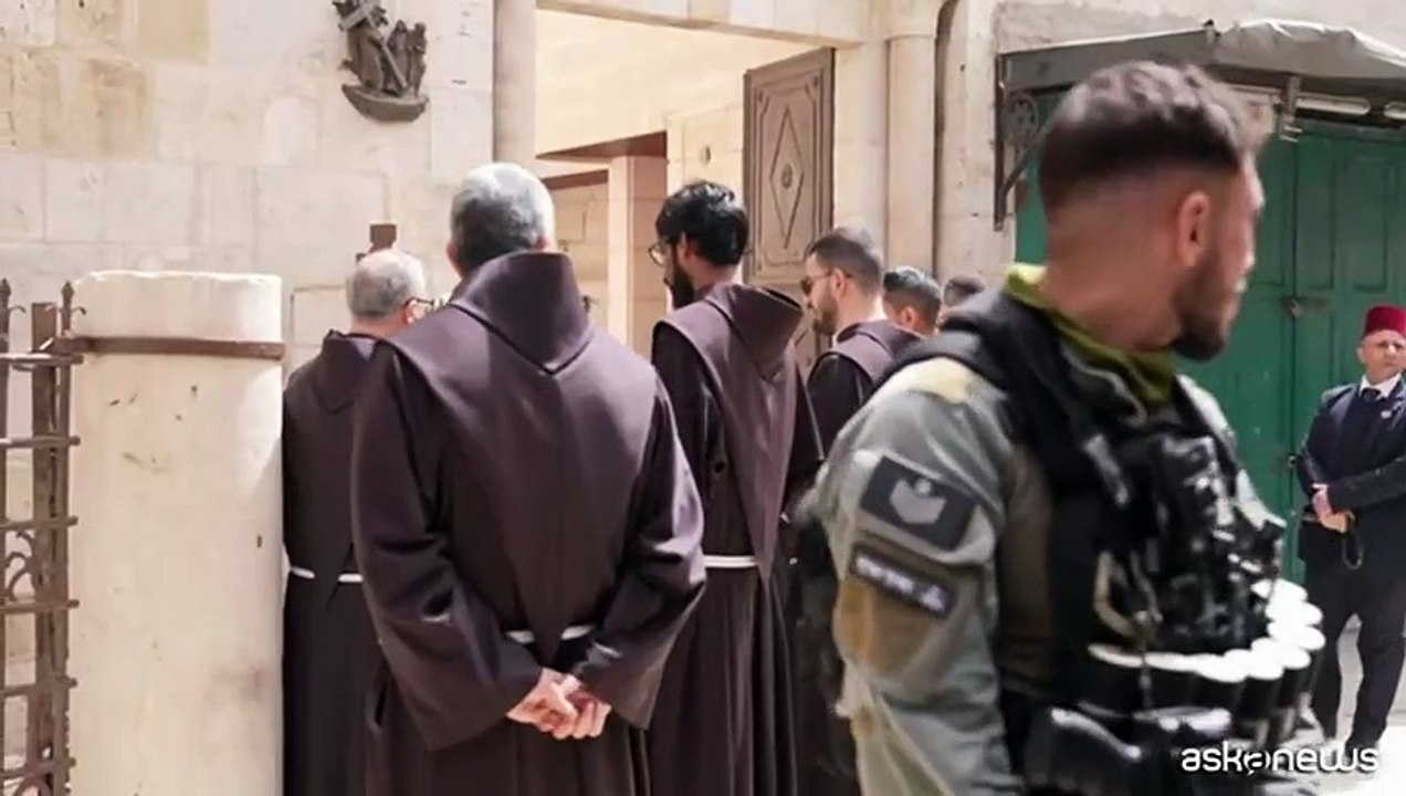 A Gerusalemme pochi frati francescani a processione per Venerdì Santo