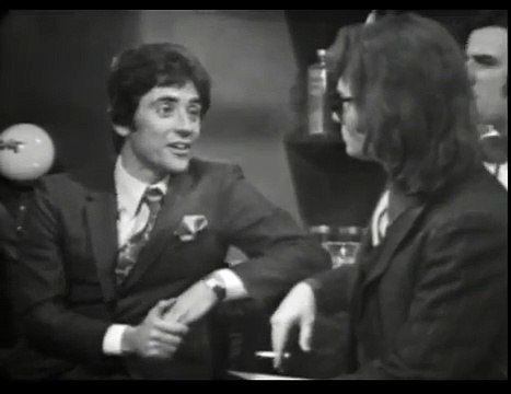 1971 - Johnny Hallyday - “Des Gars Parfaits” avec Sacha Distel dans le “Sacha Show” (1ère Chaîne, 26 Mai)