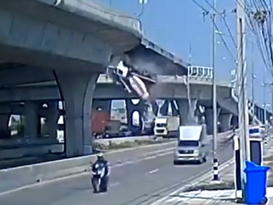 Betonlaster stürzt in voller Fahrt von Brücke