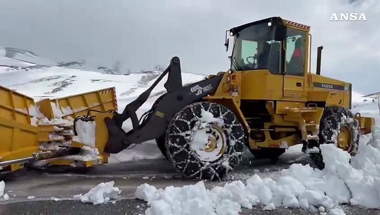 Gli spazzaneve aprono un varco nei muri di neve tra Marche e Umbria