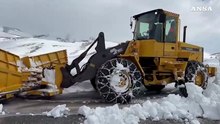 Gli spazzaneve aprono un varco nei muri di neve tra Marche e Umbria