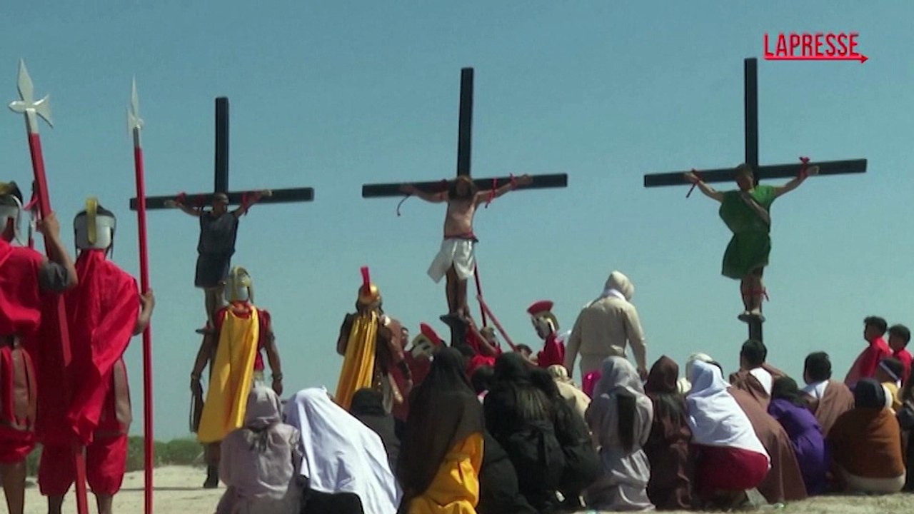 Filippine, fedeli rievocano la Passione di Cristo: un attore crocifisso