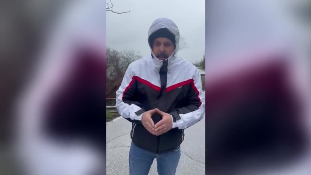 San Giuliano di Puglia, la strada è chiusa per la frana, ma c'è chi passa lo stesso. Il sindaco: «Ma vi sembra normale?»