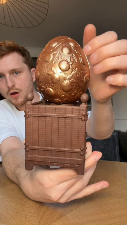 L’œuf de Pâques Louis Fouquet X Château de Versailles 😍✨ inspiré des caisses à orangers du château de Versailles. On y retrouve un œuf de bronze, praliné, amandes et extrait d’orange confites 😱✨Et toi, tu le trouves comment ?