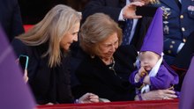 La Reina Sofía y un bebé nazareno: la imagen más tierna de esta Semana Santa