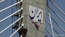 L'Iran mostra il ponte a Teheran distrutto dagli attacchi Usa-Israele