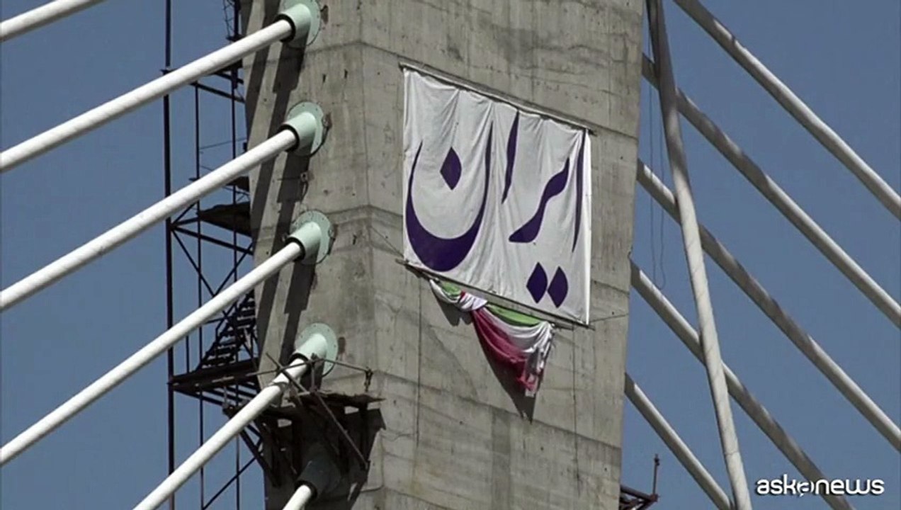 L'Iran mostra il ponte a Teheran distrutto dagli attacchi Usa-Israele