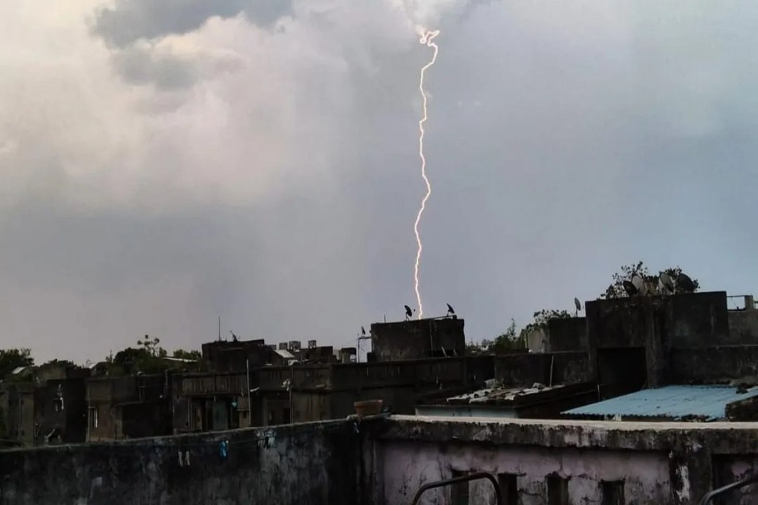 अहमदाबाद समेत गुजरात के कई हिस्सों में बेमौसम ब...
