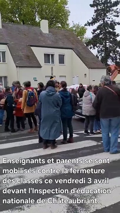 Rassemblement devant l'Inspection d'éducation nationale à Châteaubriant