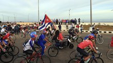 Protestan en bicilceta contra el imperialismo en Cuba