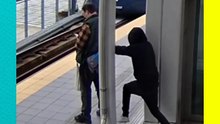 Hombre empuja a pasajero a las vías de tren en Seattle; sospechoso localizado