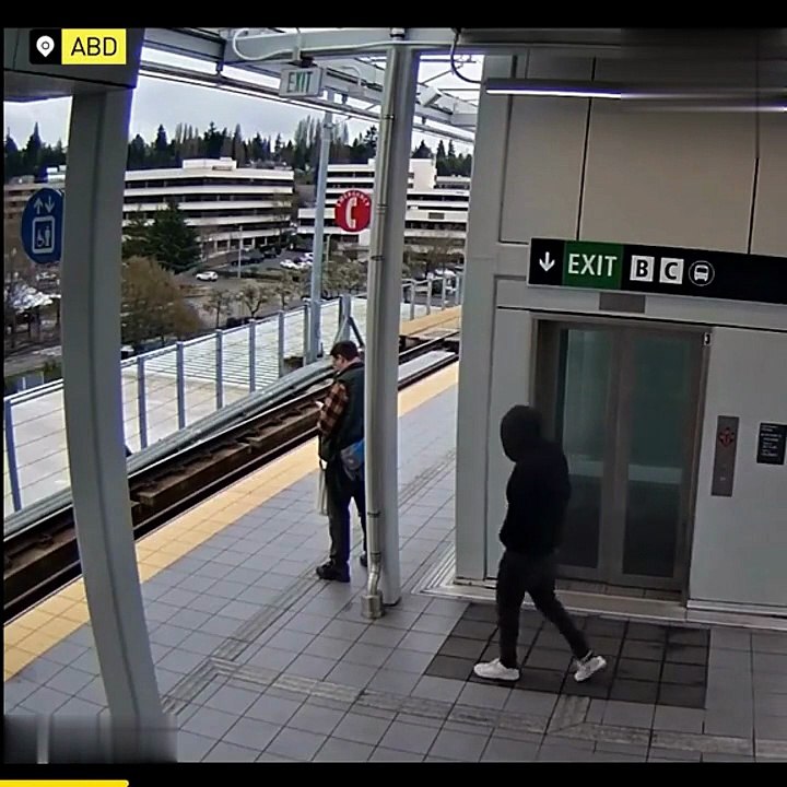 Seattle : Les caméras de surveillance filment un homme qui tente de pousser un passager sur les rails d'un train en approche
