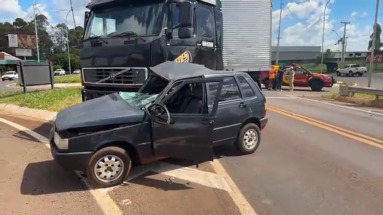 Ladrão furta Fiat Uno, foge pela contramão e provoca grave acidente com carreta em Cascavel