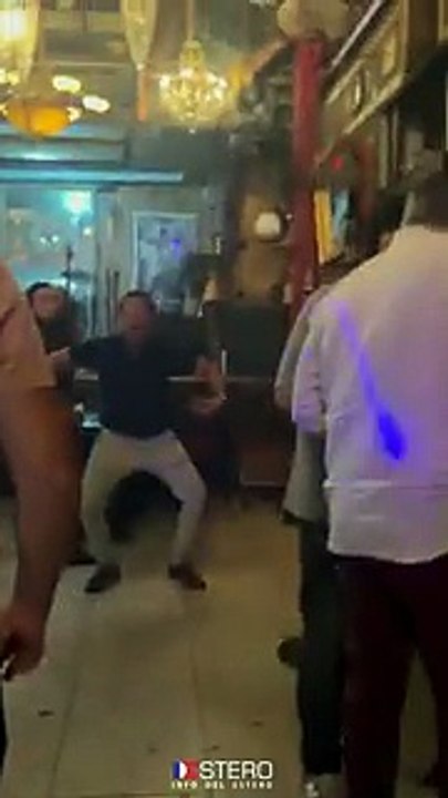 El padre de Agostina Páez hace el mismo gesto de mono que su hija