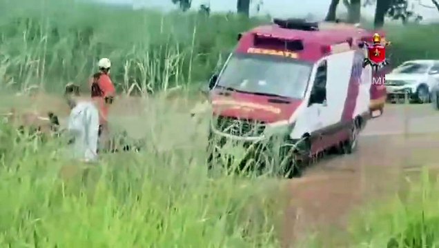 Acidente entre dois carros deixa três feridos na BR-251 nesta sexta-feira
