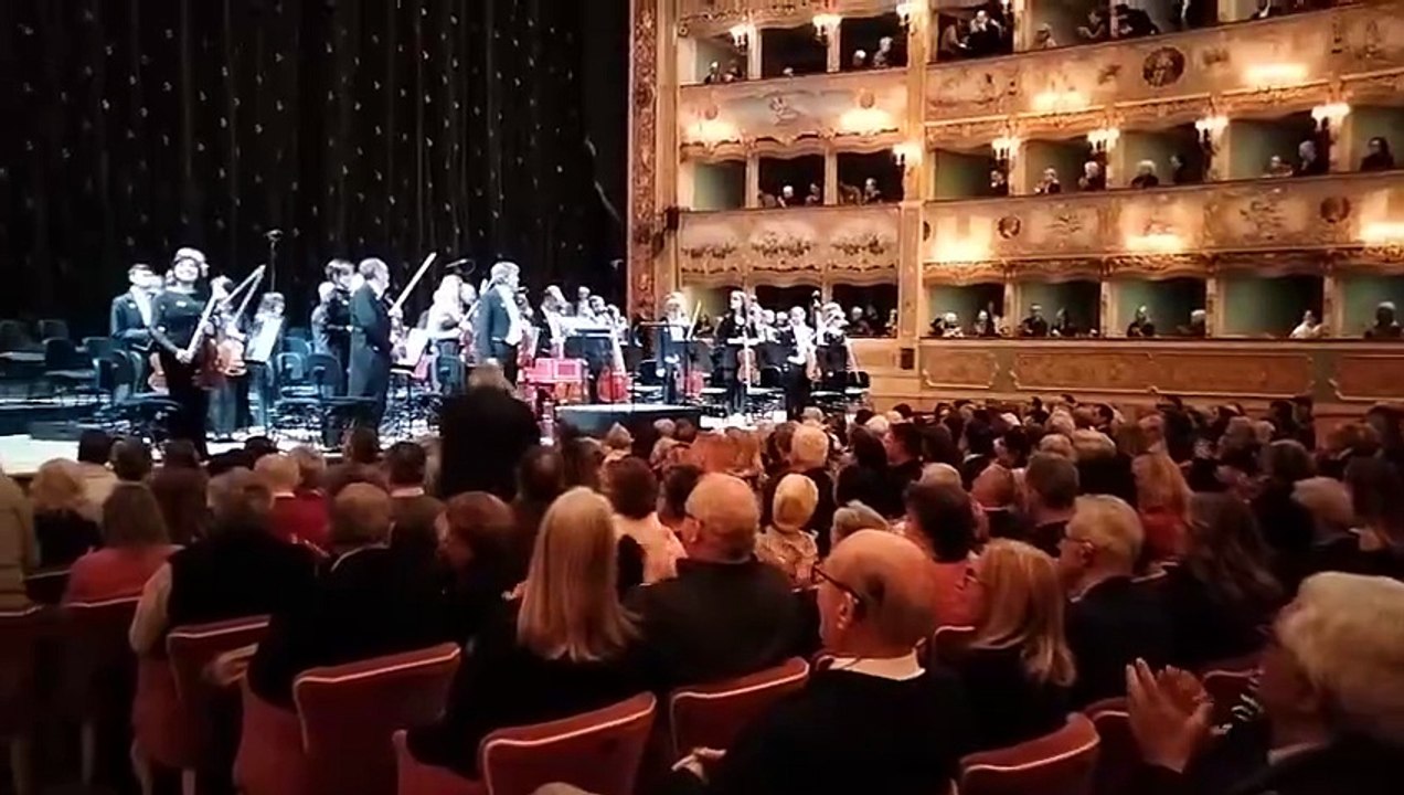 Fenice, il pubblico protesta contro il sovrintendente: "Dimissioni, dimissioni" - Video