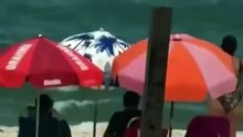 Helicóptero sofre queda no mar da praia; veja vídeo