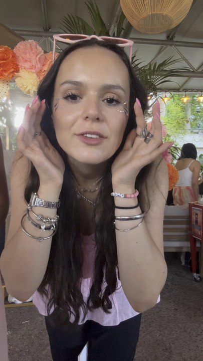 Bienvenue sur ce compte qui va vite se remplir de livres, de romances, de rose et de tout plein de vidéos trop chouettes 🌸