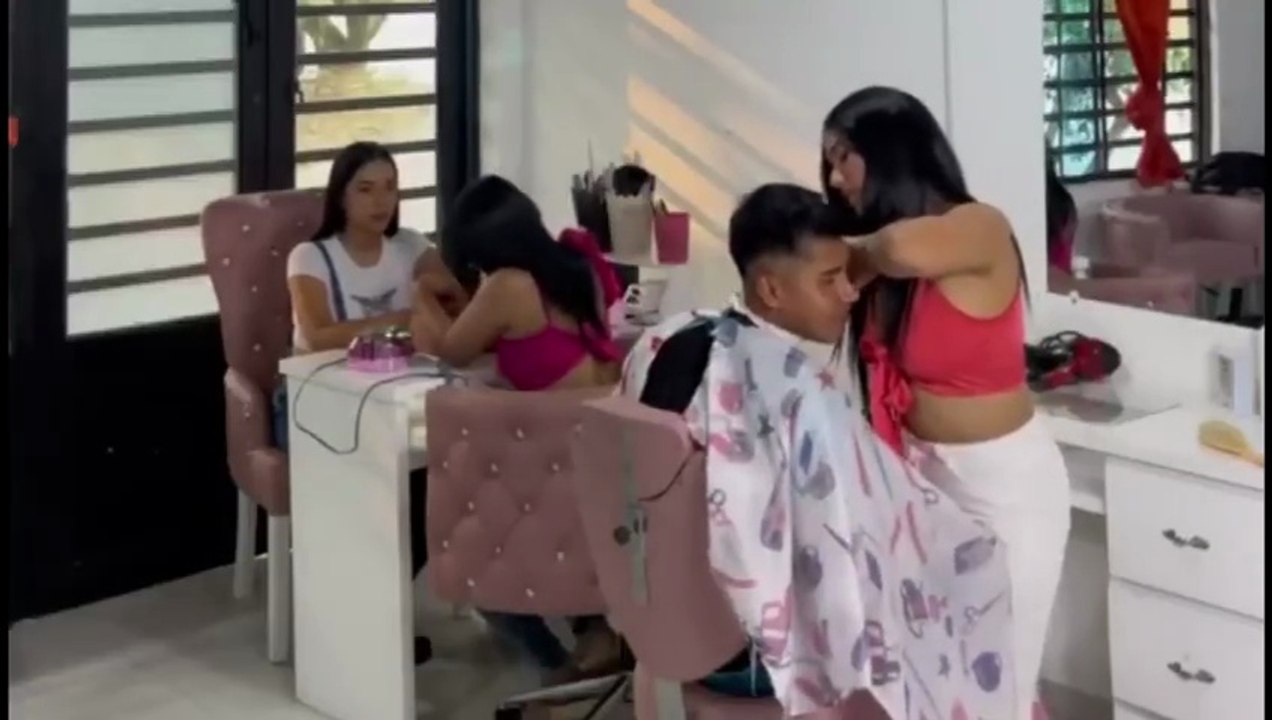 -Novia-SE-PONE-CELOSA-con-la-Peluquera-y.mp4_240