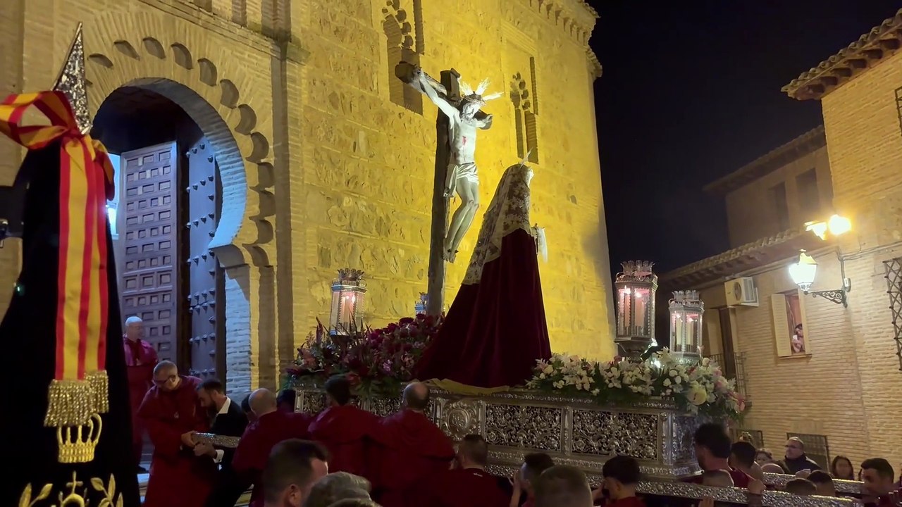 Entrada a Santa Leocadia del Cristo de la Misericordia y la Virgen de la Caridad.