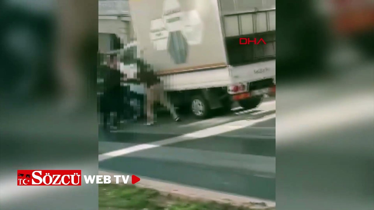 Kağıthane’de iki sürücünün bıçaklı yol verme kavgası kamerada