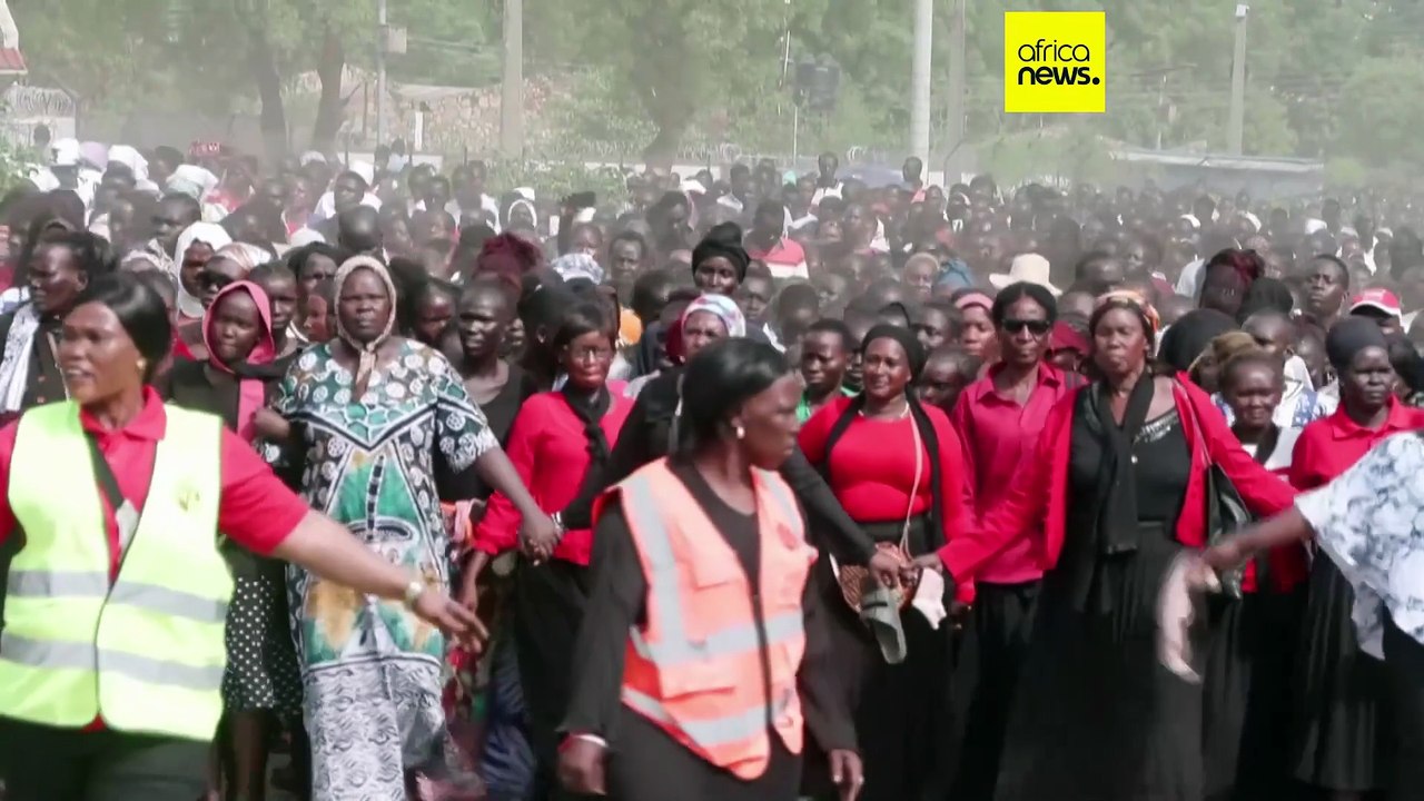 Les catholiques du Soudan du Sud prient pour la paix lors de la procession du Vendredi saint