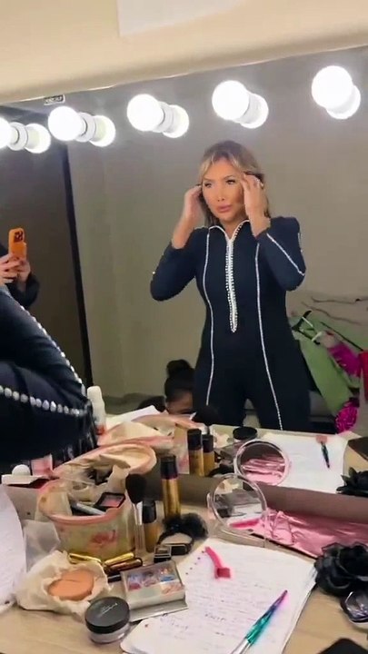 🔴Yonca Evcimik, 1991 yılında bir programda giydiği tulumu tekrar giydi.