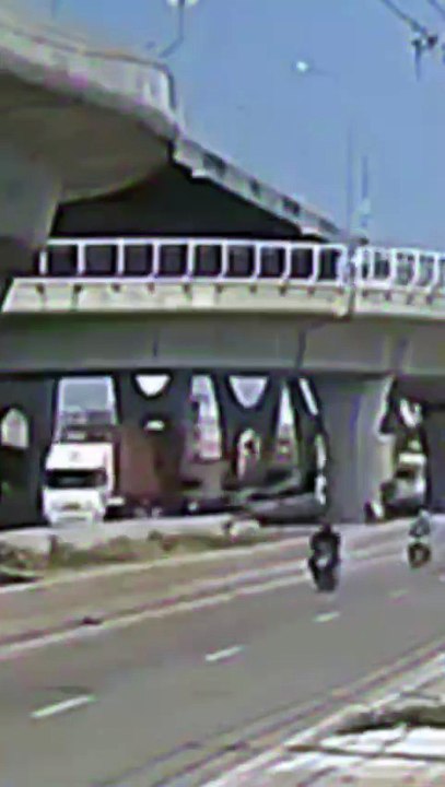 วงจรปิดจับภาพ รถโม่ปูนพุ่งตกสะพานกลับรถถนนบางนา-ตราด