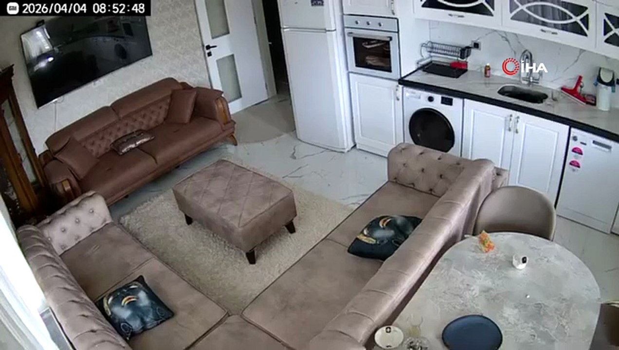 Van’da 5.2 büyüklüğünde deprem: Sarsıntı anı kamerada