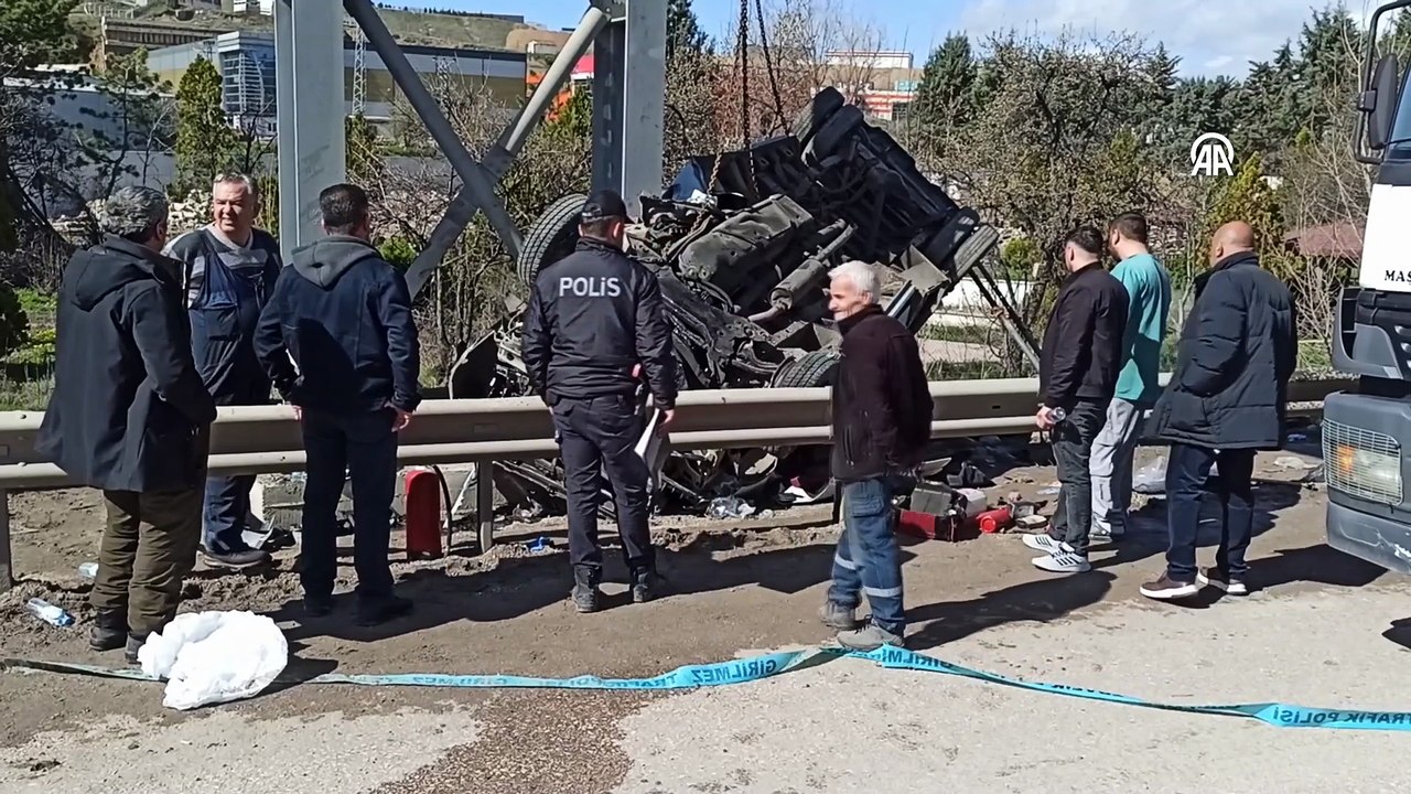 Ankara'da özel halk otobüsü üst geçide çarptı: Ölü ve yaralılar var!