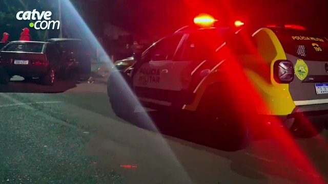 Motorista foge após bater em carro estacionado e passageiro fica ferido no Santo Onofre