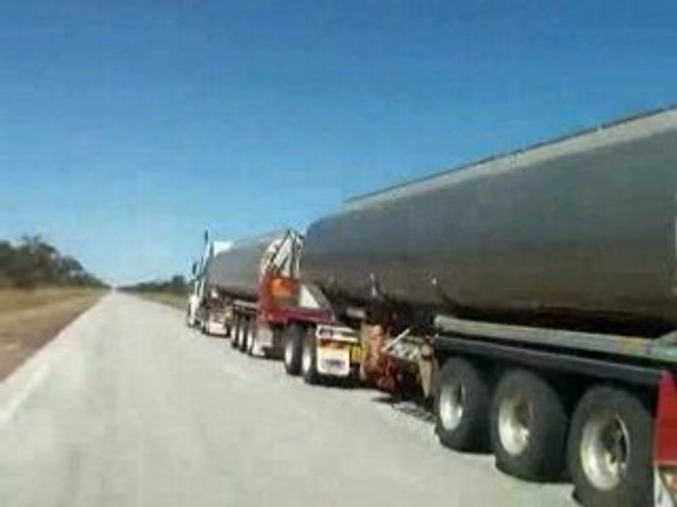 Doublé par un road train