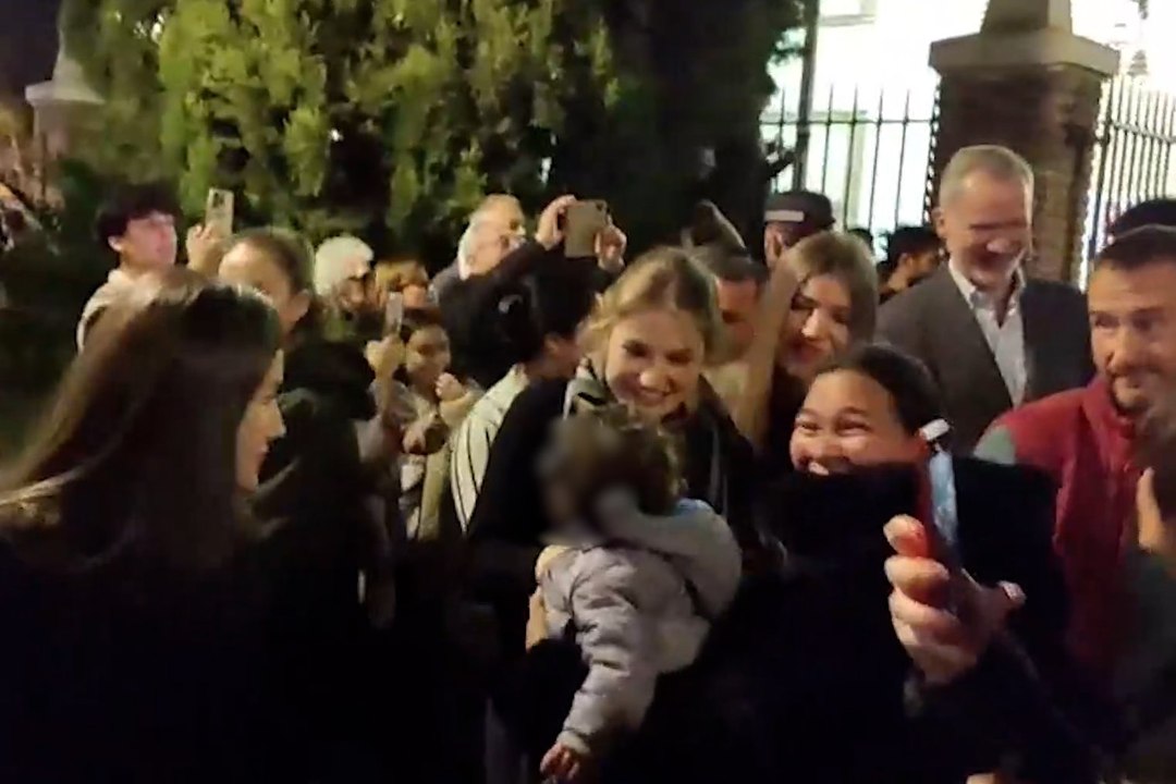 Los Reyes y sus hijas sorprenden a los vecinos de Carabanchel en la procesión del Silencio
